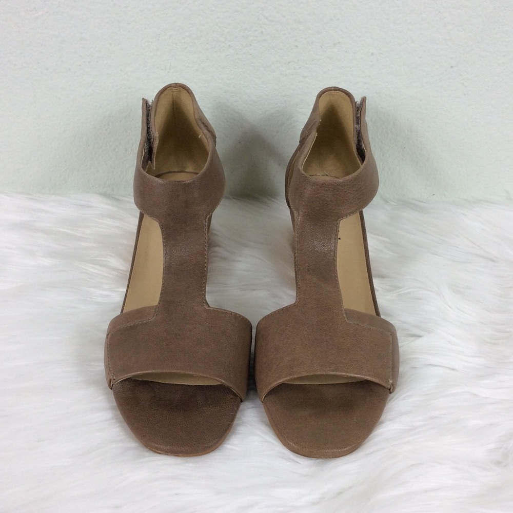 Vaneli Calyx tan T strap leather sandals. Nice!